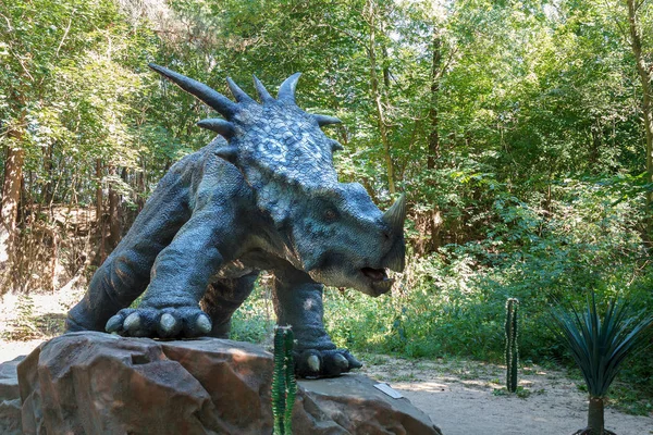 Dinosaurio prehistórico styracosaurus en la naturaleza — Foto de Stock