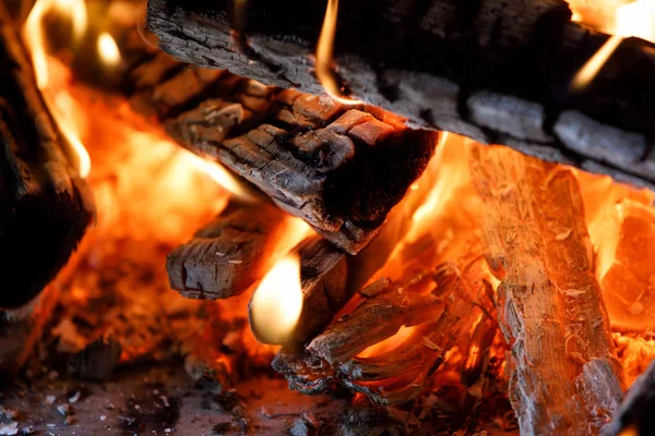 Brennholz brennt in Brand — Stockfoto