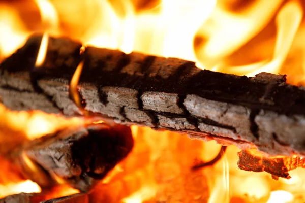 Leña ardiendo en el fuego — Foto de Stock