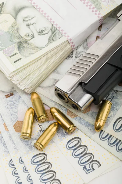 Armas e notas de checo, conceito de crime — Fotografia de Stock