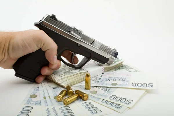 Silah ve Çek banknotlar, suç kavramı — Stok fotoğraf