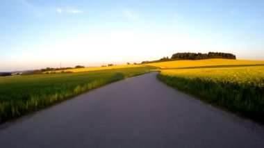 Bahar kırsal kesimde araba araba