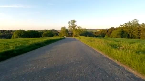 Conducción de coches en primavera en el campo rural — Vídeo de stock