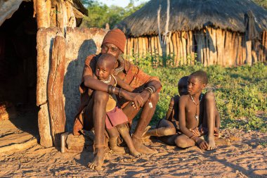 Buruşuk Himba 'lı yaşlı adam ve çocuklar, Namibya Afrika