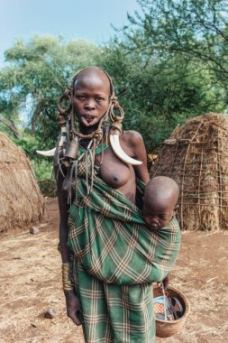 Afrika 'nın en tehlikeli Mursi kabilesi, Etiyopya, Afrika