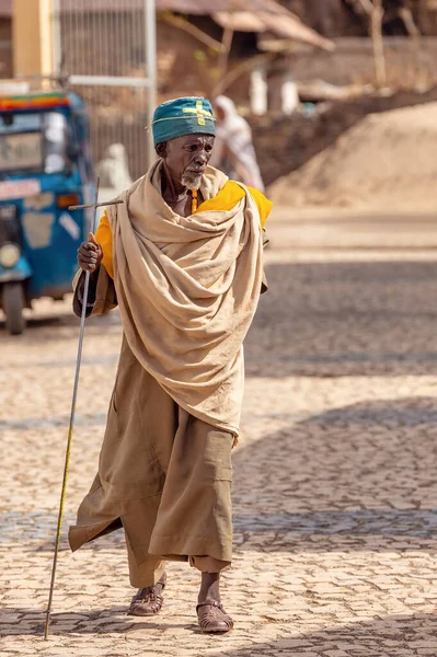 Passeio monge ortodoxo na rua vazia de Aksum, Etiópia — Fotografia de Stock