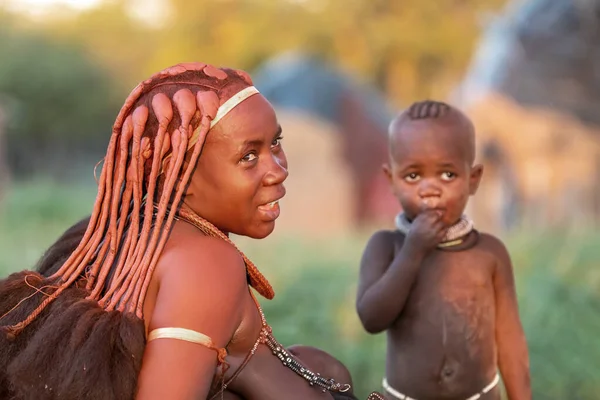 Himba mulher com seu filho, Namíbia África — Fotografia de Stock