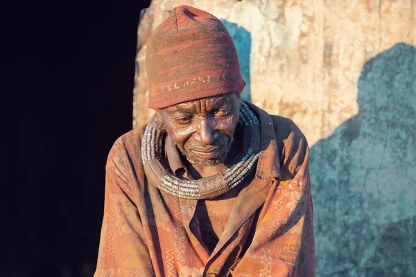 Морщинистый старик Химба, Намибия Африка — стоковое фото