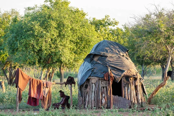 Стара жінка з гімби перед хатиною в Намібії. — стокове фото