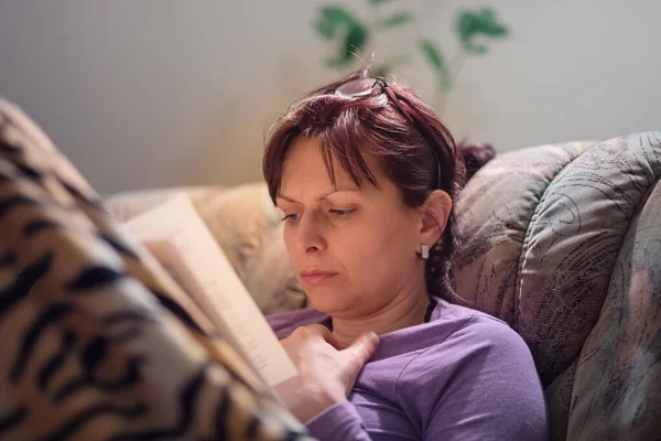 Mulher morena lendo livros em casa — Fotografia de Stock