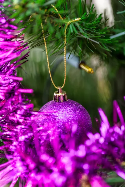 Árvore de Natal decorada violeta — Fotografia de Stock