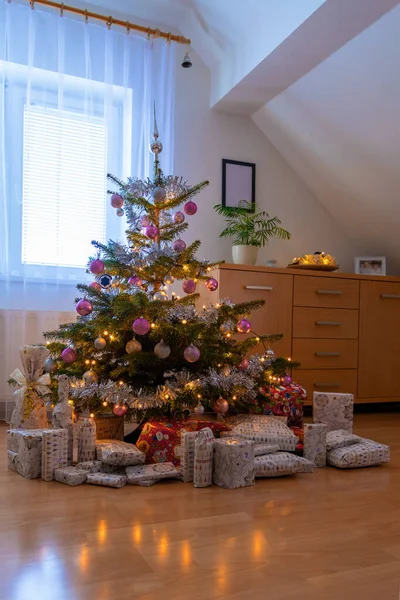 Christmas Tree and Christmas gift boxes — Stock Photo, Image