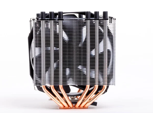 CPU-Kühler mit Heatpipes auf weiß — Stockfoto
