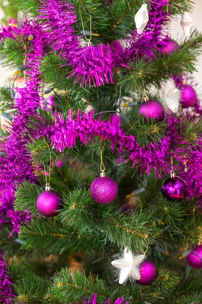 Paars versierde kerstboom — Stockfoto