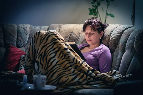 家で本を読んでいるブルネット女性 — ストック写真