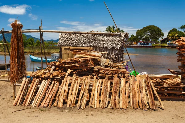 Maroantsetra马达加斯加街头木柴市场 — 图库照片