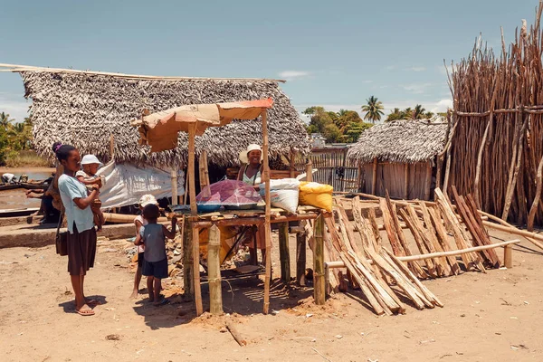 Une malgache dans la rue vend du bois de chauffage, Madagascar — Photo