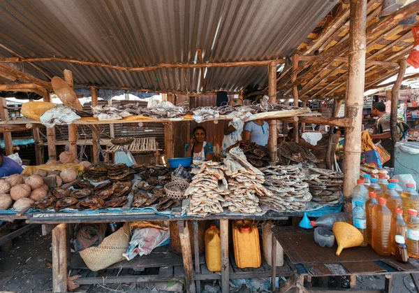 A madagaszkári Maroantsetra főutcájának madagaszkári piaca — Stock Fotó