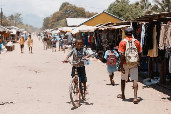 Un niño montando bicicleta en la calle. Madagascar —  Fotos de Stock