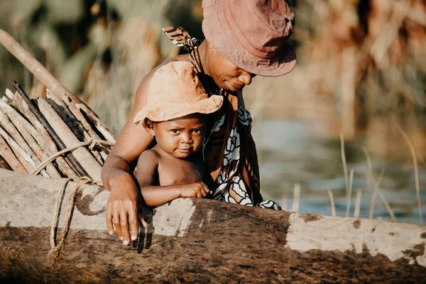 Дневная жизнь в сельской местности Мадагаскара на реке — стоковое фото