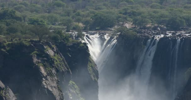 クネネ川の有名なルアカナの滝 ナミビア北部の国境 アフリカの荒野の風景 滝は雨季の後に水でいっぱいです — ストック動画