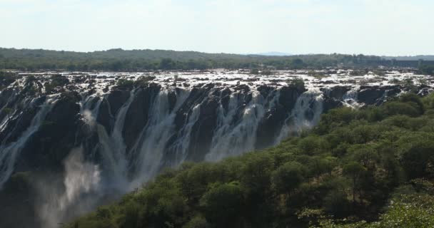 クネネ川の有名なルアカナの滝 ナミビア北部の国境 アフリカの荒野の風景 滝は雨季の後に水でいっぱいです — ストック動画