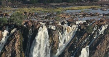 Kunene Nehri 'ndeki ünlü Ruacana Şelaleleri, Kuzey Namibya sınırı, Afrika vahşi doğası, Şelale yağmur mevsiminden sonra suyla doludur..