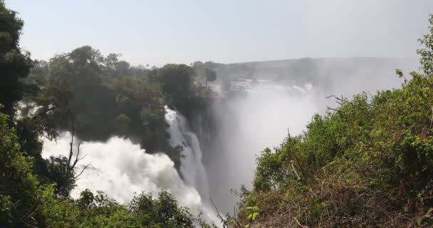 维多利亚的山顶是雨季 瀑布充满了水 到处都是雾 赞比亚津巴布韦边境 非洲荒野景观 世界奇观 — 图库视频影像