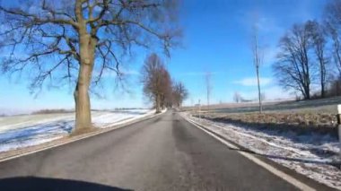 Araba sürüşü kışın güneşli manzarada