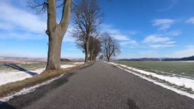 Araba sürüşü kışın güneşli manzarada