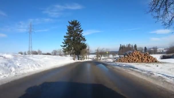 Auto rijden in de winter zonnig landschap — Stockvideo