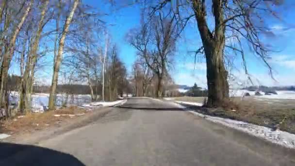 Auto rijden in de winter zonnig landschap — Stockvideo