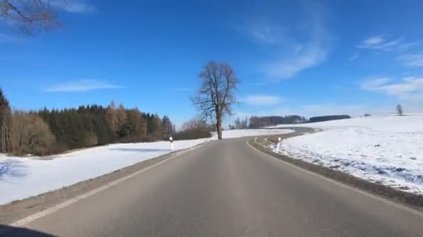 Auto rijden in de winter zonnig landschap — Stockvideo