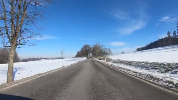 Unidad de coche en invierno paisaje soleado — Vídeo de stock