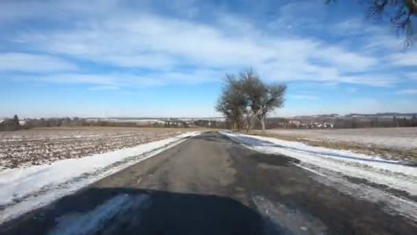 Езда на машине в зимний солнечный день — стоковое видео