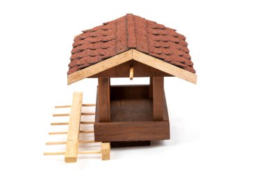 Güzel kuş besleyicisi beyaz üzerinde izole