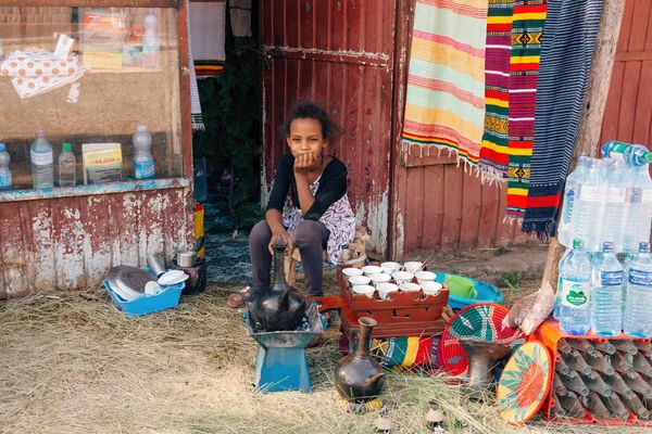 Chica preparando café bunna, Etiopía — Foto de Stock