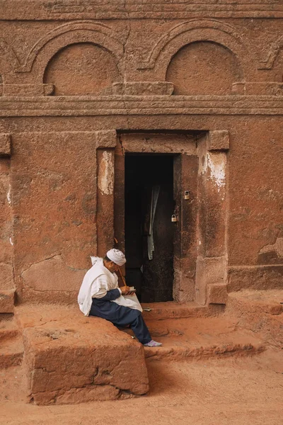 Lalibela Kiliselerinde Keşiş, Etiyopya — Stok fotoğraf