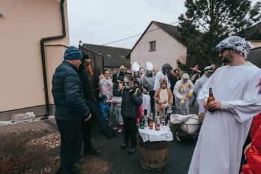 İnsanlar Slav Karnavalı Masopası 'na katılıyor.