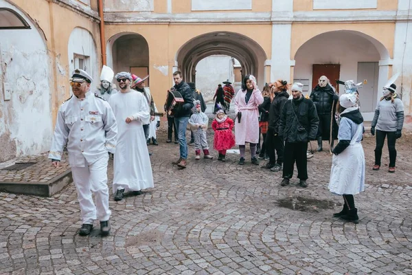 As pessoas frequentam o Carnaval Eslavo Masopust — Fotografia de Stock
