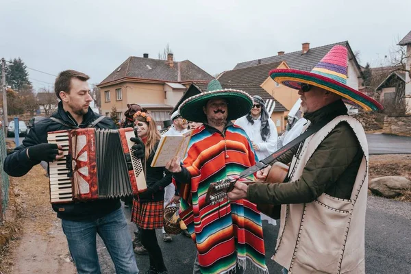Люди на славянском карнавале-масопусте — стоковое фото