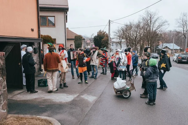 As pessoas frequentam o Carnaval Eslavo Masopust — Fotografia de Stock