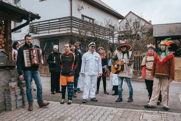 As pessoas frequentam o Carnaval Eslavo Masopust — Fotografia de Stock