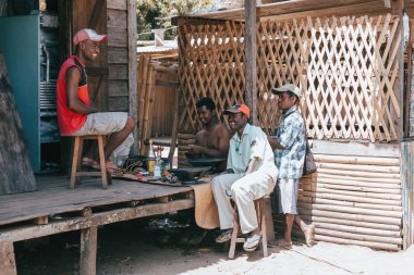 Hoparlörleri tamir eden kötü adamlar, Maroantsetra Madagaskar