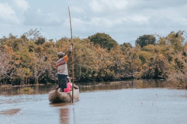 Hayat Nehri üzerinde Madagaskar kırsalında