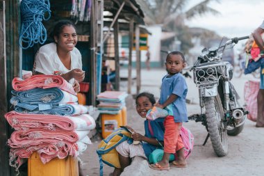 Madagaskar pazarında çocuklu bir kadın.