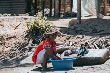 Malagasy 'li kadın çamaşırları yıkıyor, Madagaskar kırsalında.