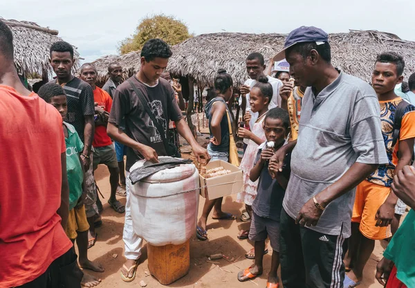 Homme malgache vendant de la glace, Madagascar — Photo