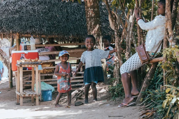 Enfants malgaches sur le marché malgache — Photo