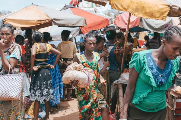 Pueblos malgaches en el colorido mercado rural de Madagascar —  Fotos de Stock